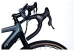 Transmission Shimano Altus 8 vitesses du Moma Bikes E-Gravel 28 Pro